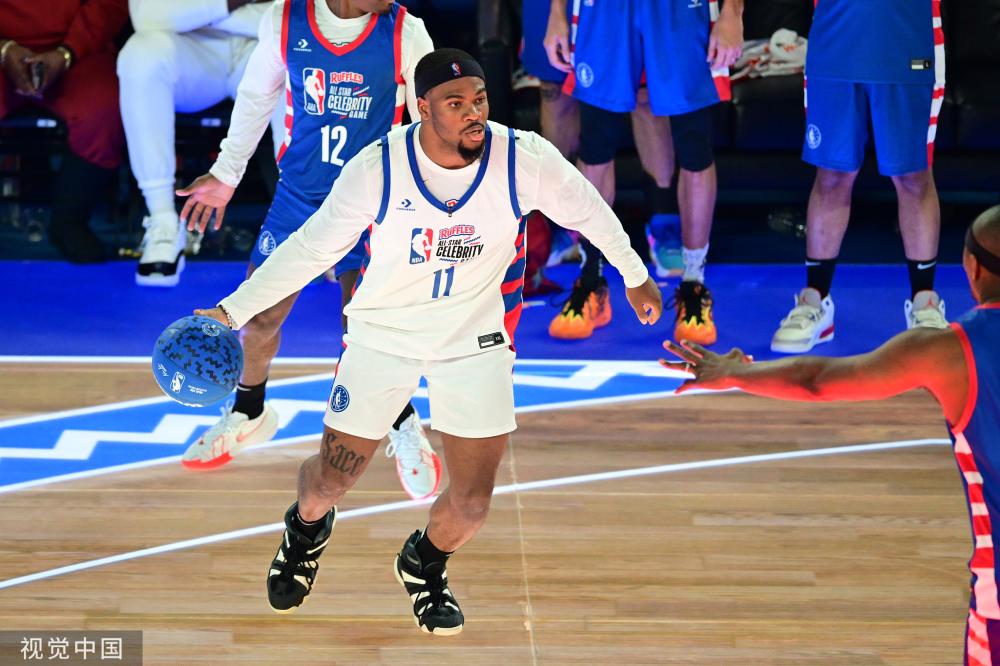 传递足球正 传递足球正